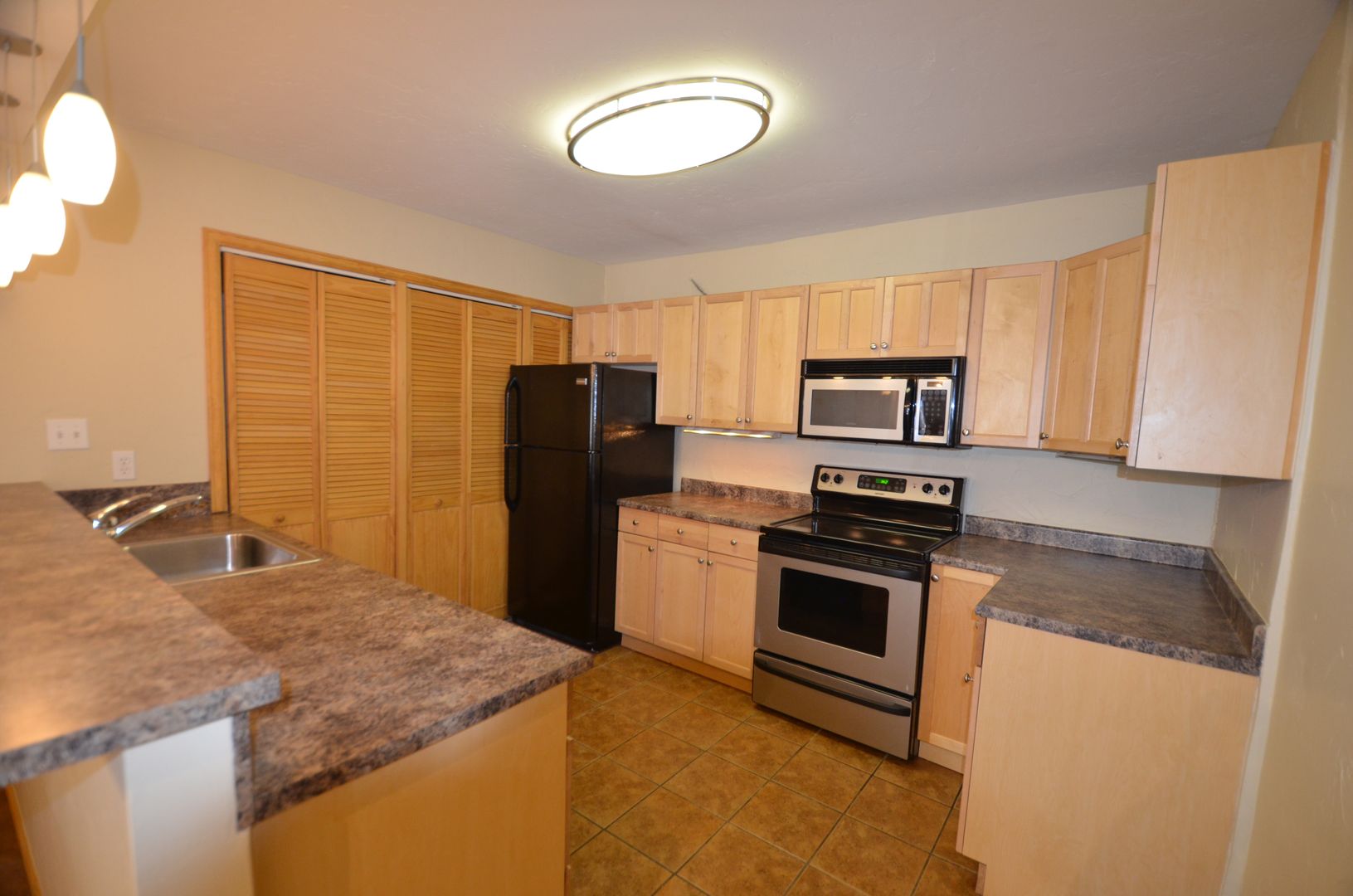 Breckenridge Apartment: 119, 121, 123, 125 Flintstone Lane