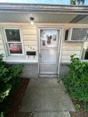 1 bed 1 bath duplex New Listing!!!