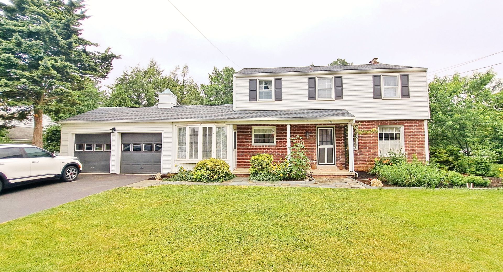 Fully Furnished 4 Bed / 1-1/2 Bath Single Family Home w/2 Car Garage