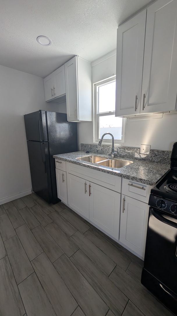 Las Vegas Apartment: 21 W Imperial