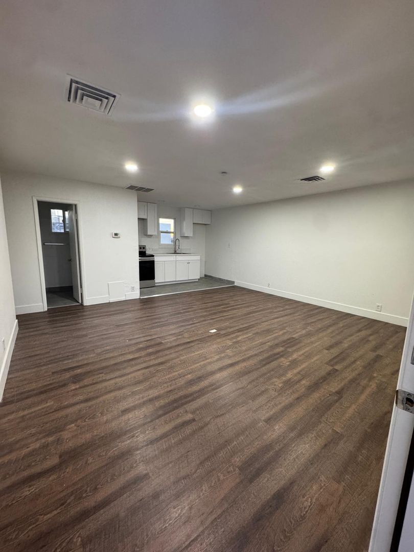 Las Vegas Apartment: 21 W Imperial