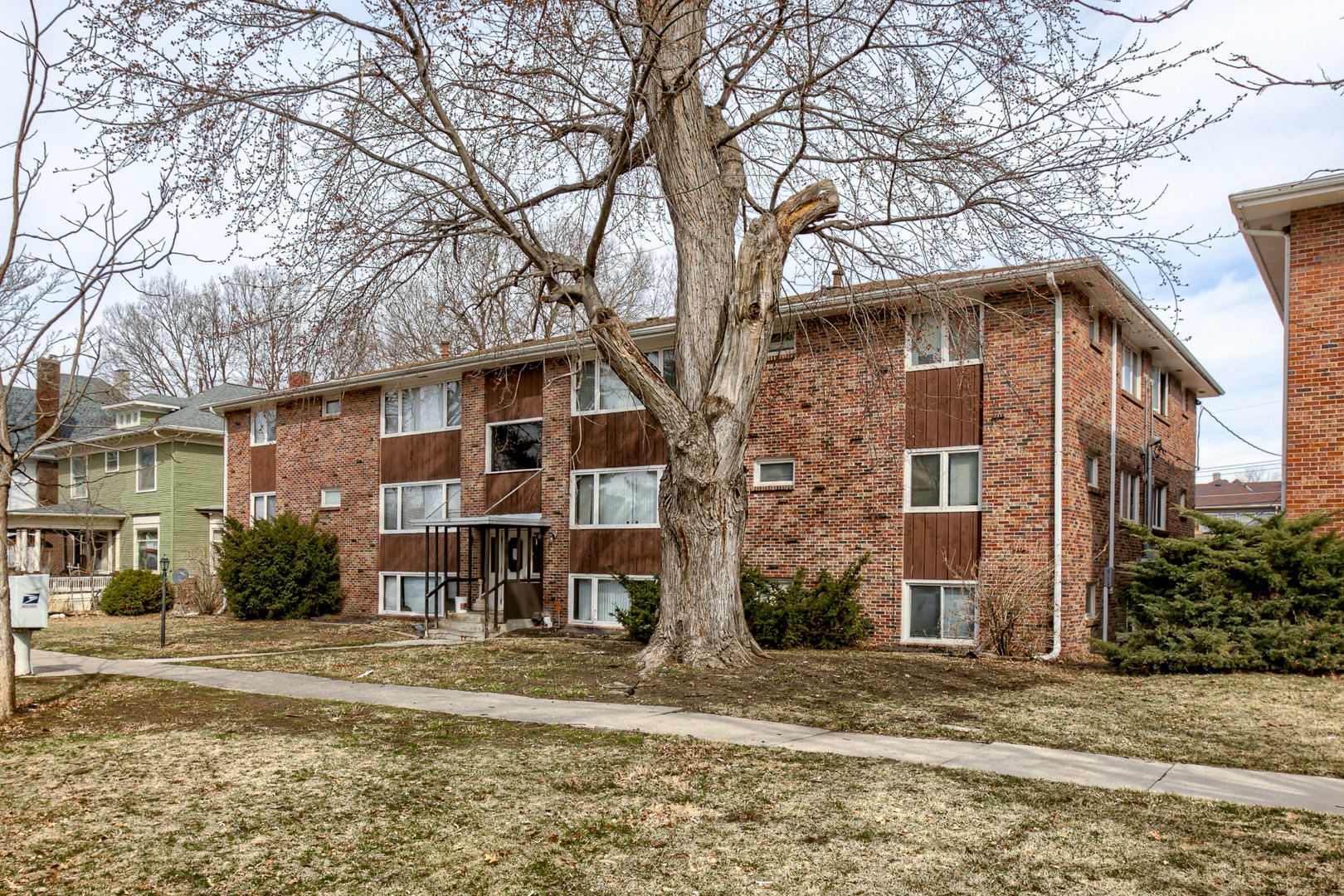 Lincoln Apartment: 1730 B Street