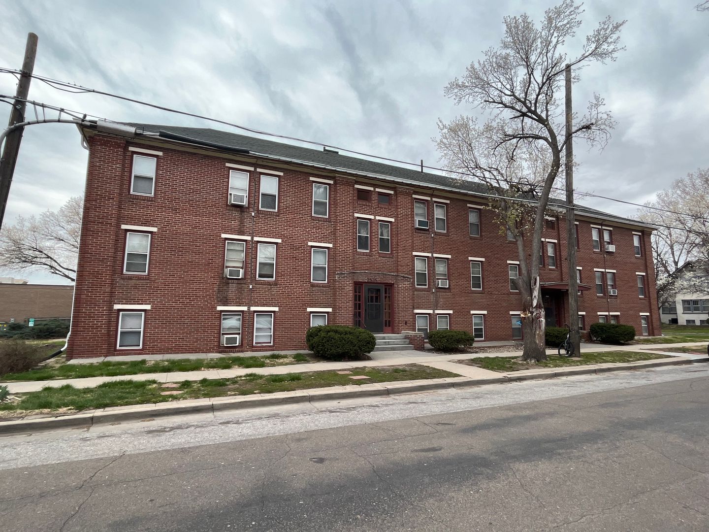 Lincoln Apartment: 2535 N 49th St