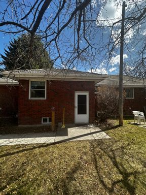 2 Bedroom Apartment Only Steps from Campus – photo 1
