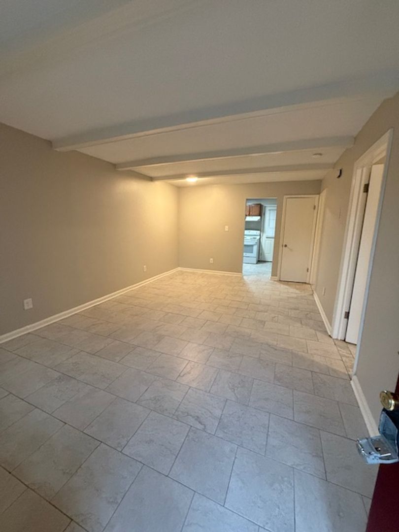 Greensboro Apartment: 310 Greenbriar Road