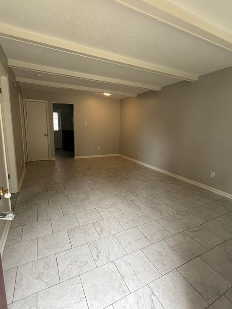 Greensboro Apartment: 310 Greenbriar Road