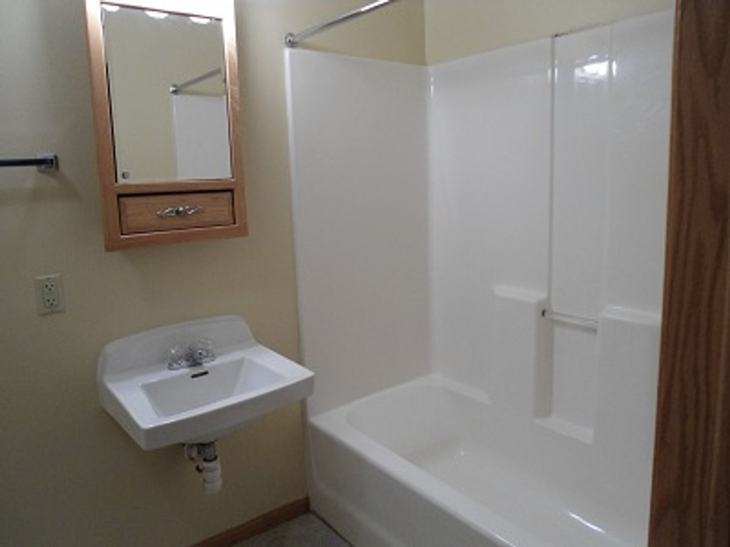 Cedar Rapids Apartment: 85 Harbet Ave NW
