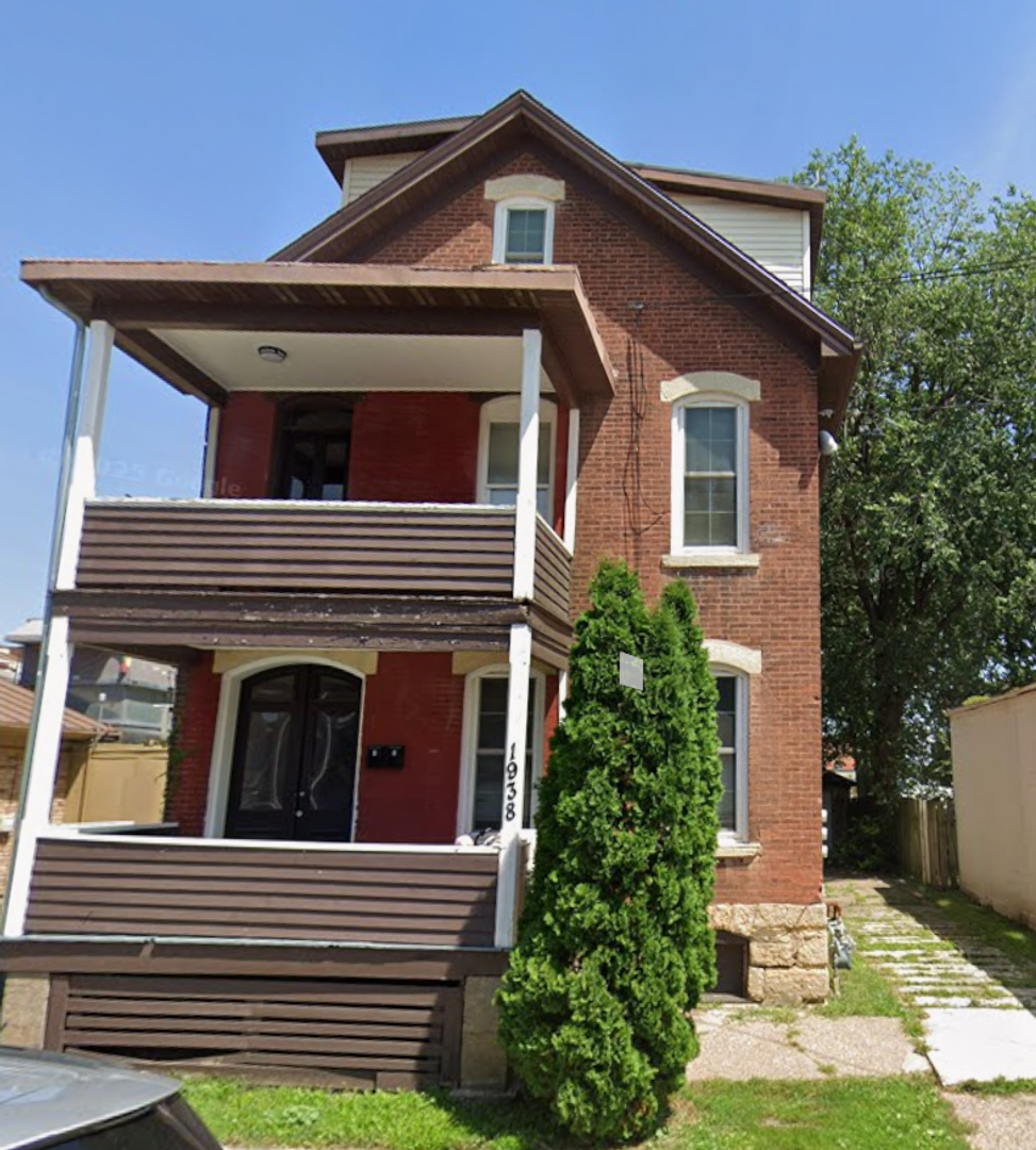 Dubuque Apartment: 1938 Washington Street