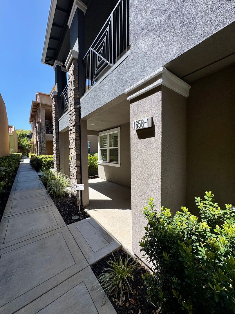 San Jose Townhome: 1658 North Pole Place #1