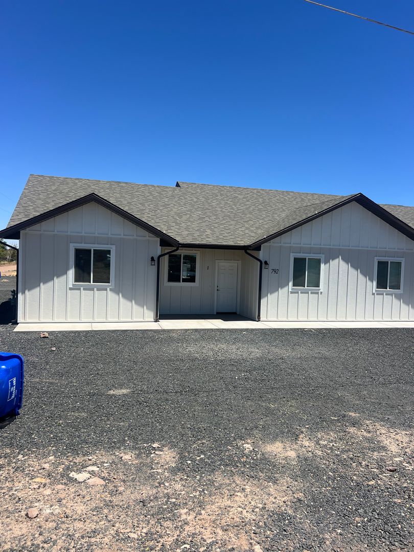 Snowflake Apartment: 792 W. 19th South St. (JF)