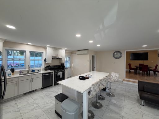 Large Haverhill Single Family Home With Pool and Hot Tub- Avail Now – photo 1