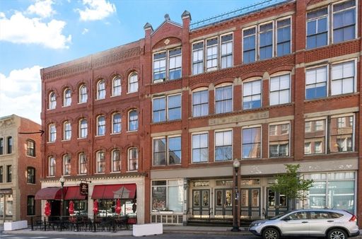 Beautiful and Spacious 1 Bedroom Apartment DOWNTOWN! MUST SEE!