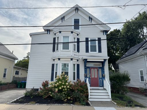 Spacious 3 Bedroom 2 Bath Medford Townhouse Style Rental – photo 1