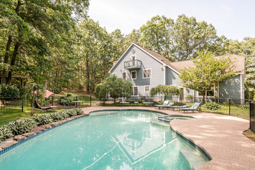 Stunning 4 Bedroom Colonial on private 2.7 Lot with a In-ground pool – photo 1
