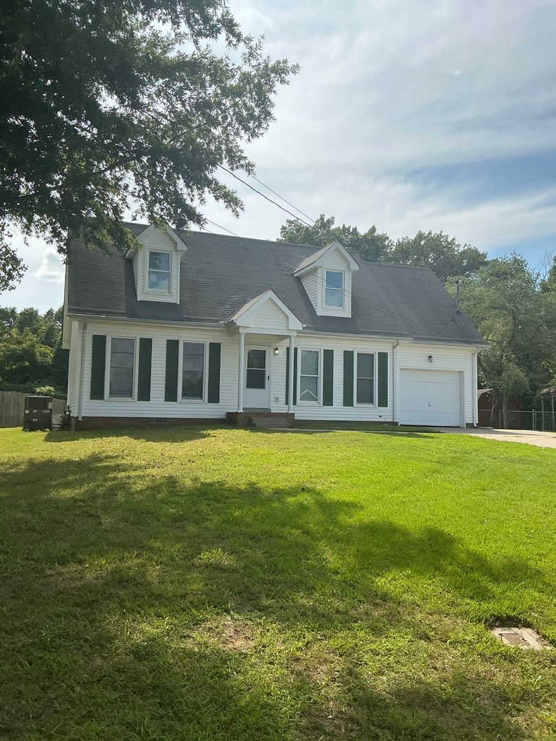 Clarksville House: 910 Dolphin Lane