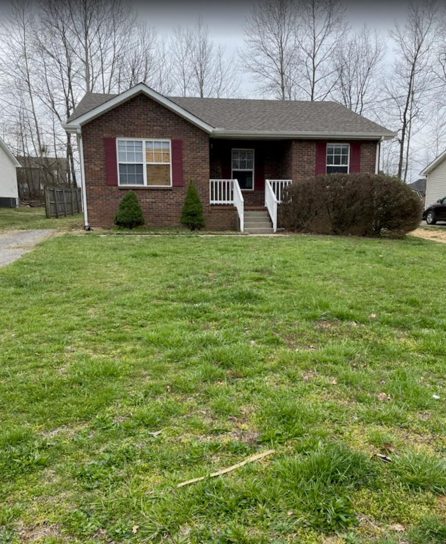 Clarksville House: 440 Terrier Way