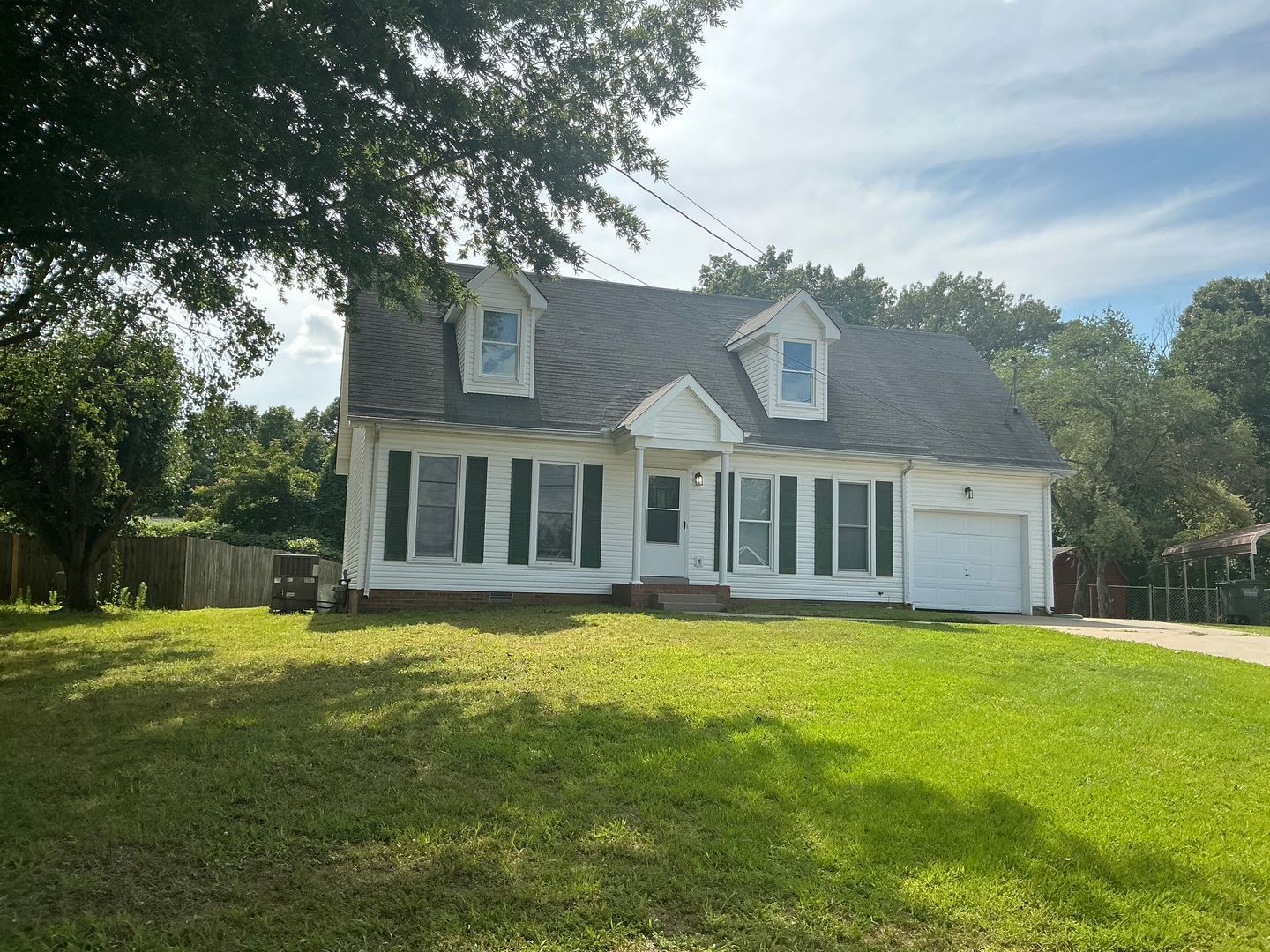 Clarksville House: 910 Dolphin Lane