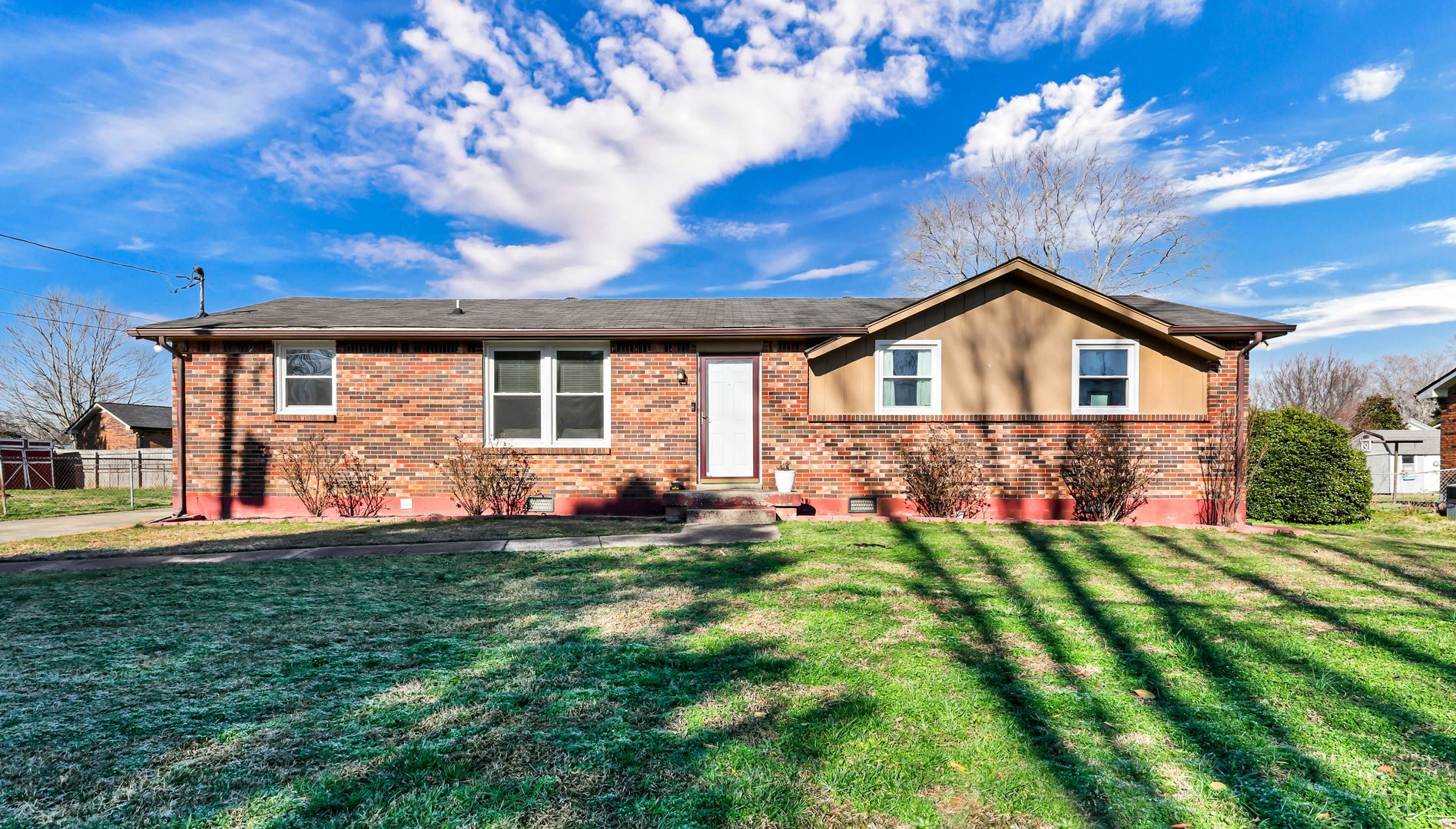 Clarksville House: 215 Aster Drive