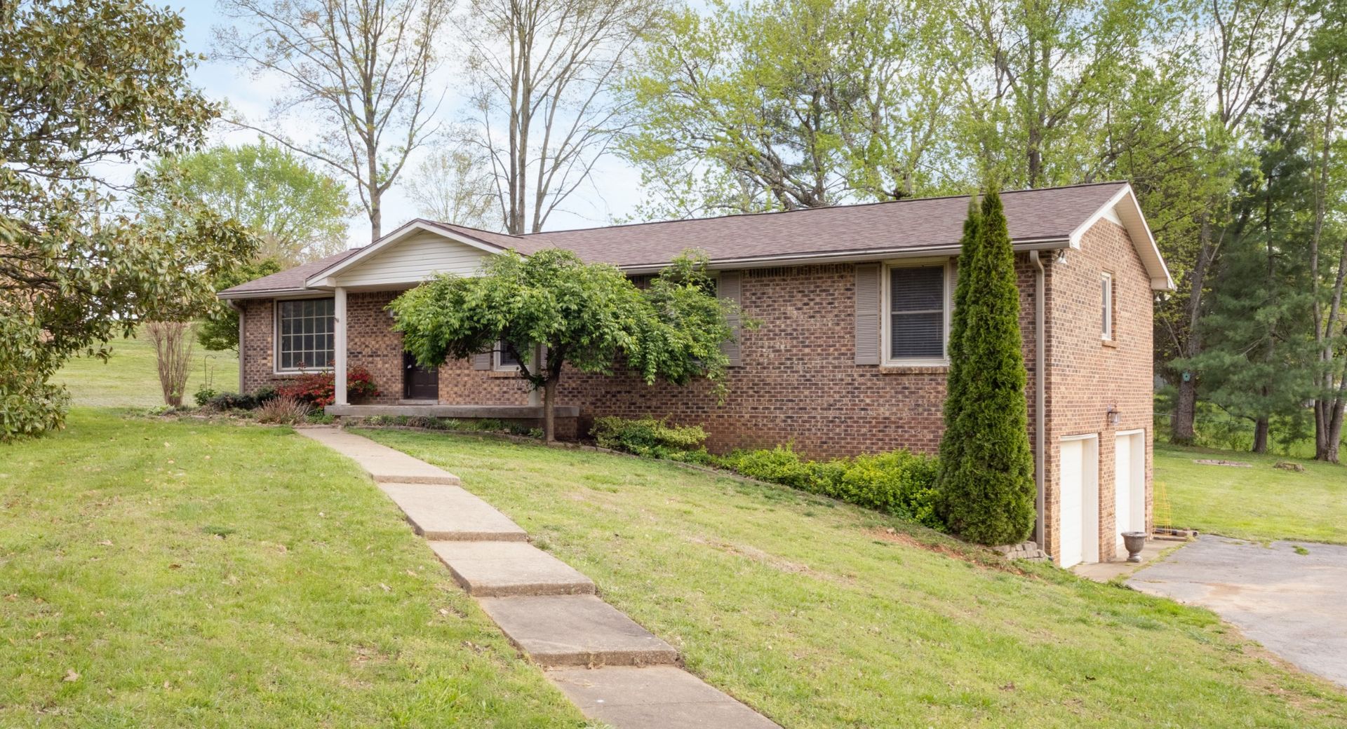 Clarksville House: 2560 Memorial Drive Ext
