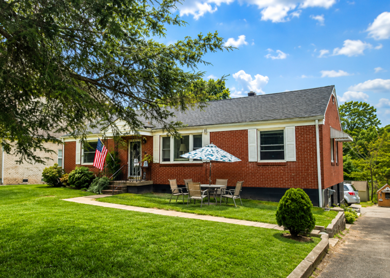 Clarksville House: 1665 Valley Road