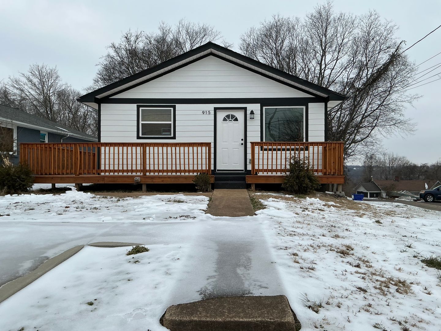 Clarksville House: 915 Shearor St