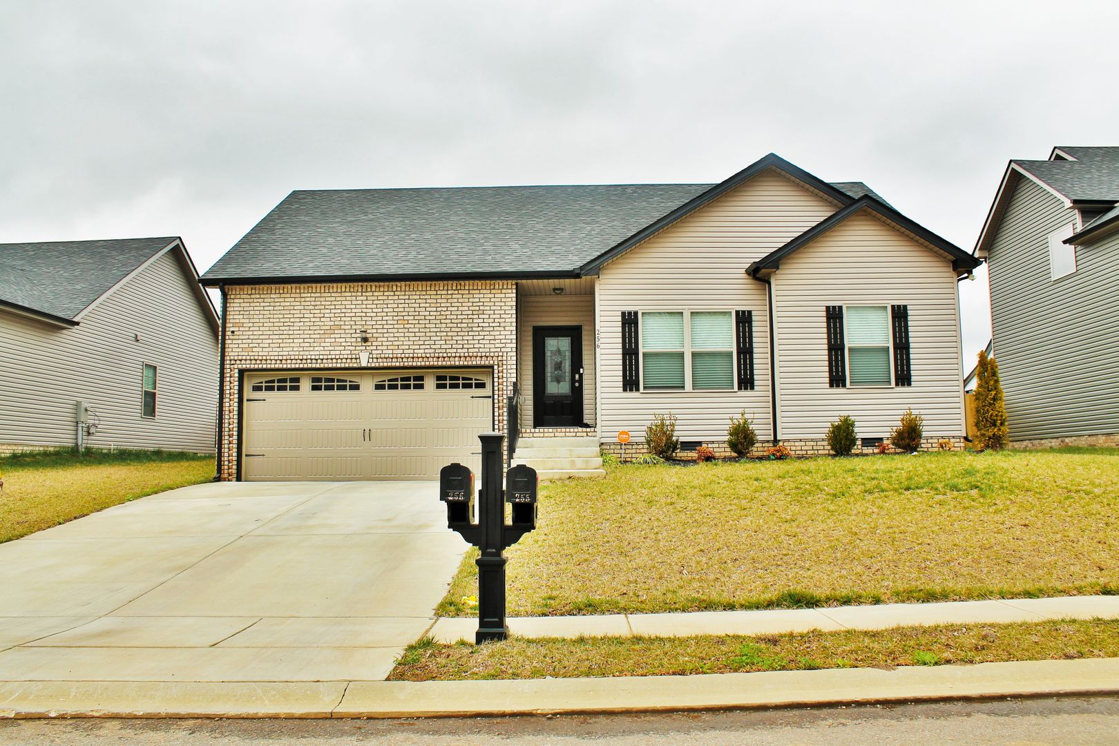 Oak Grove House: 256 Azalea Dr