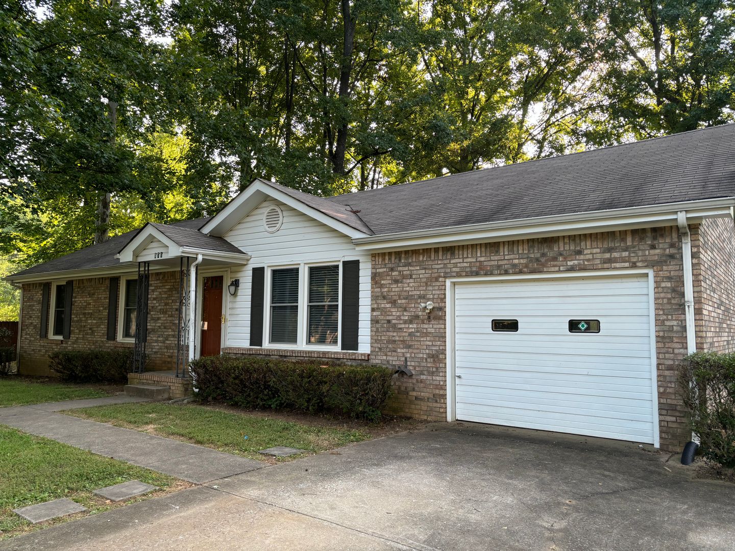 Clarksville House: 171 W Regent Drive