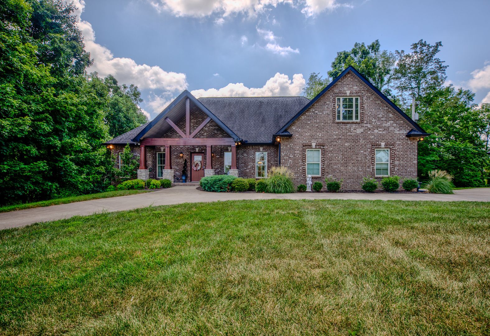 Clarksville House: 380 Sequoia Ln