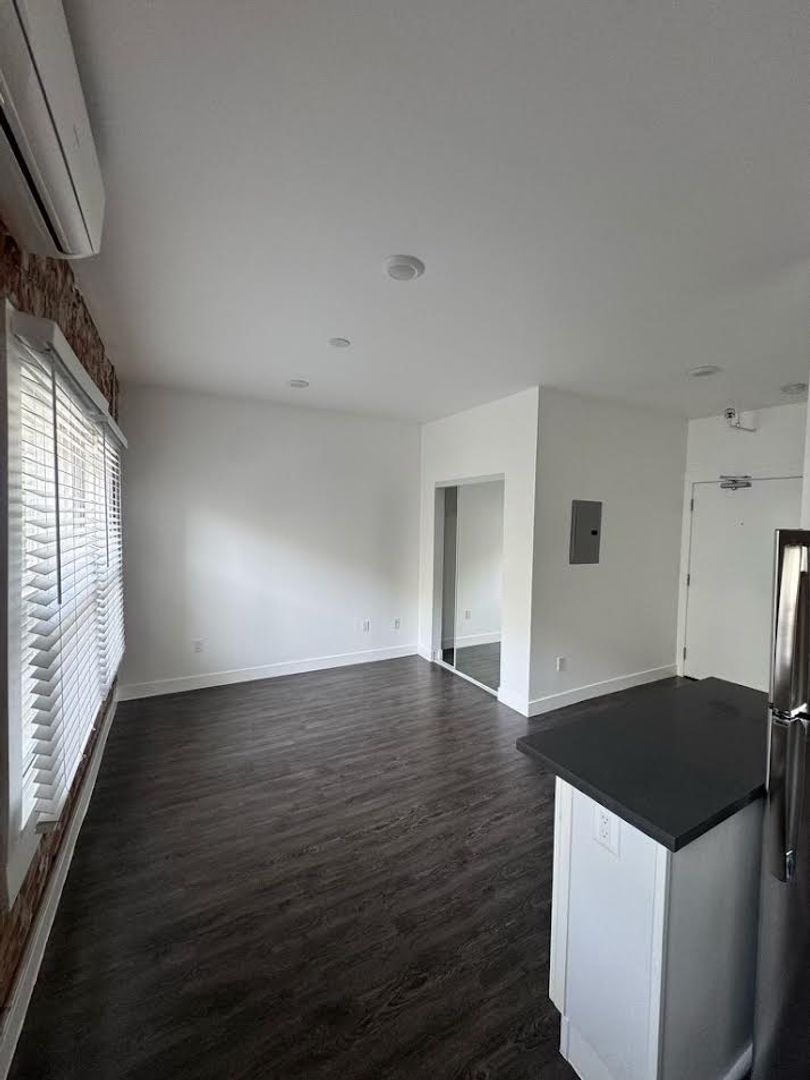 Los Angeles Apartment: 1318 W. Maryland St.