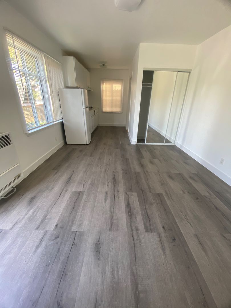 Los Angeles Apartment: 228 S. Lake St.