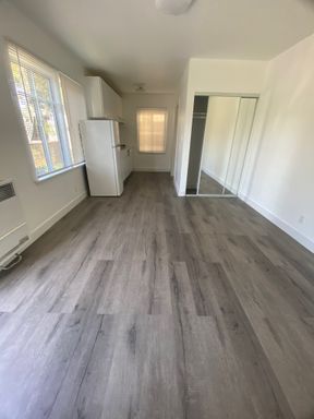 Gorgeous STUDIO, private kitchen/bath available ALL utilities paid for – photo 1