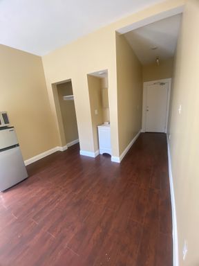 Efficiency Studio Available - Shared bath/kitchen All utilities included – photo 1