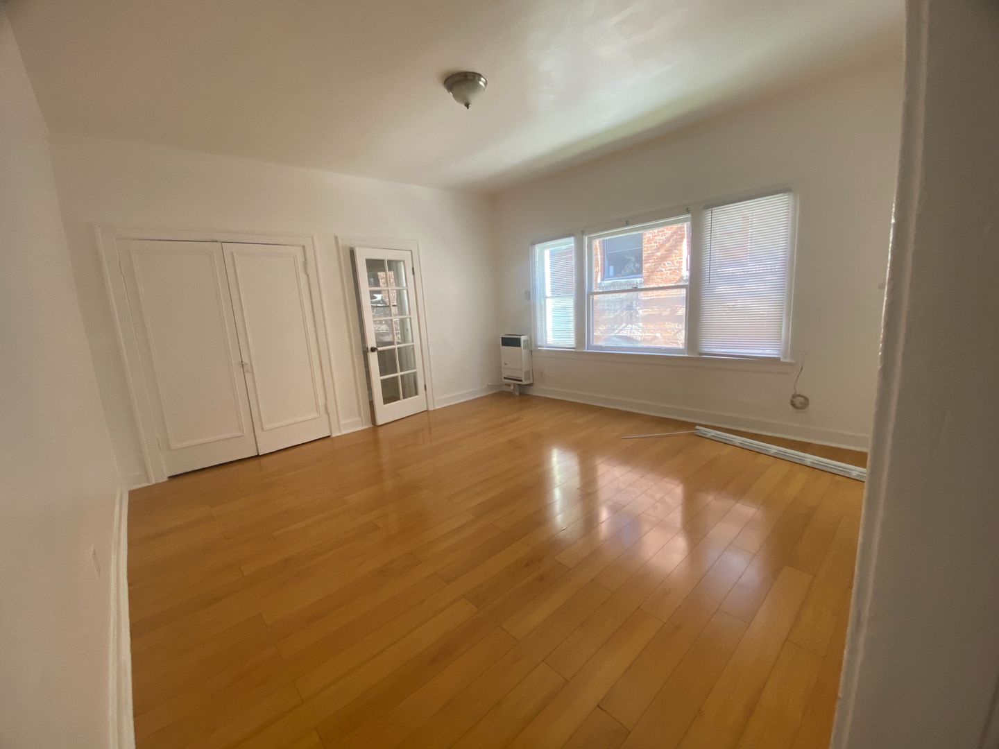 Los Angeles Apartment: 2858 Leeward Ave
