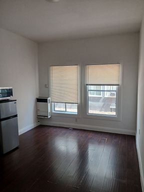 Efficiency Studio w/ Shared restrooms! $600
