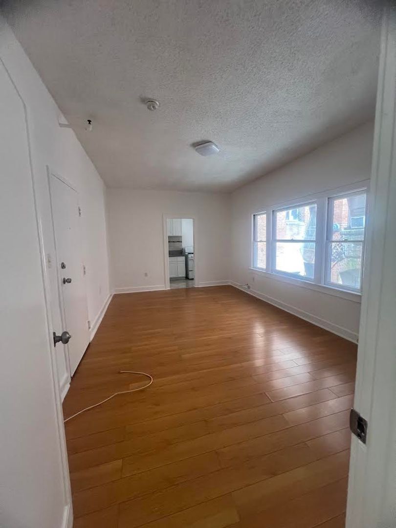 Los Angeles Apartment: 2858 Leeward Ave
