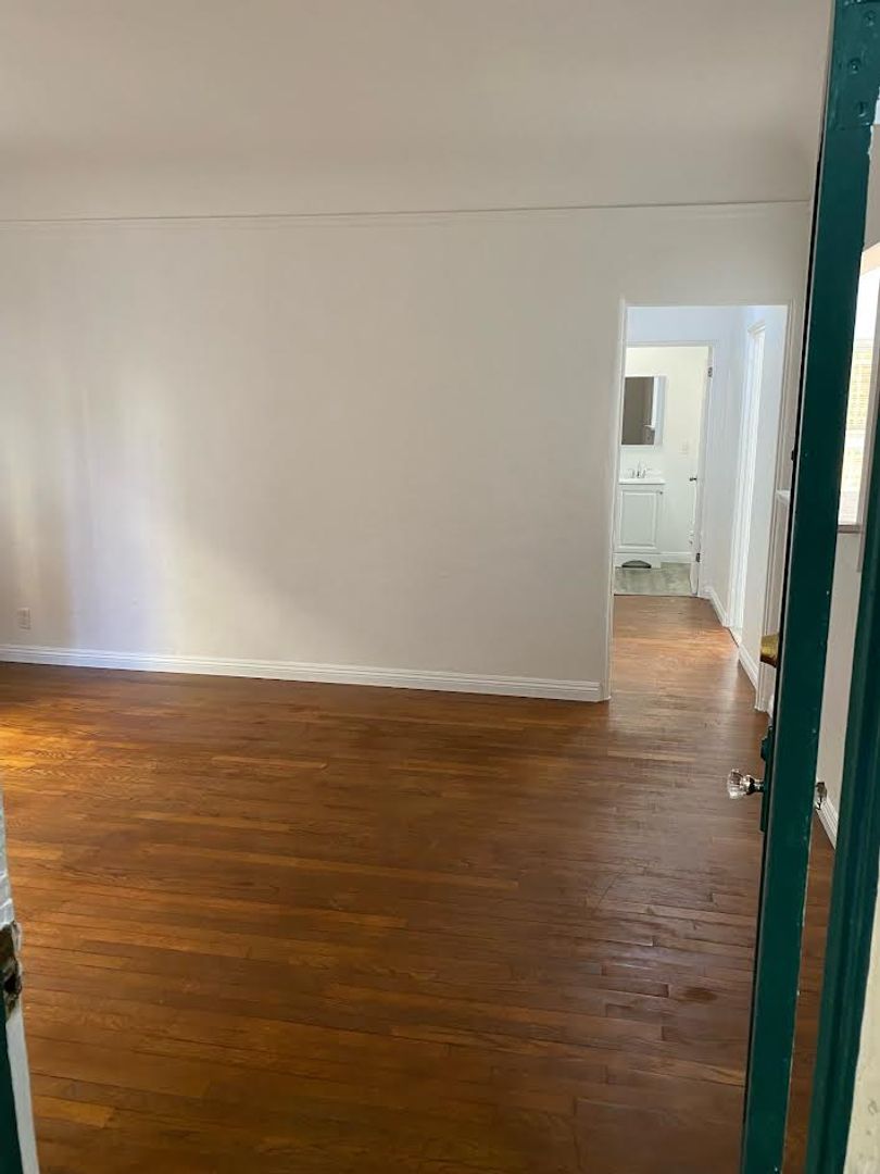 Los Angeles Apartment: 450 S. Cochran Ave
