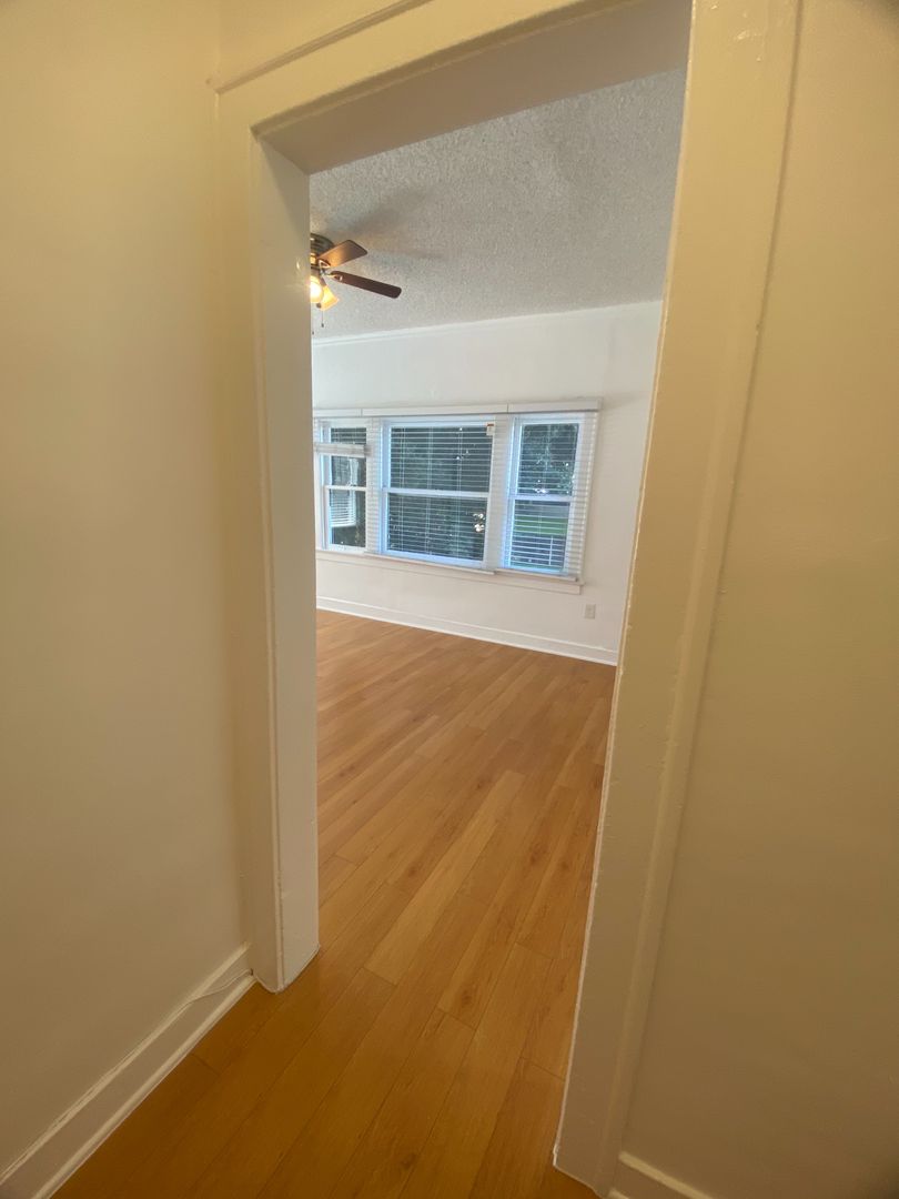 Los Angeles Apartment: 2858 Leeward Ave