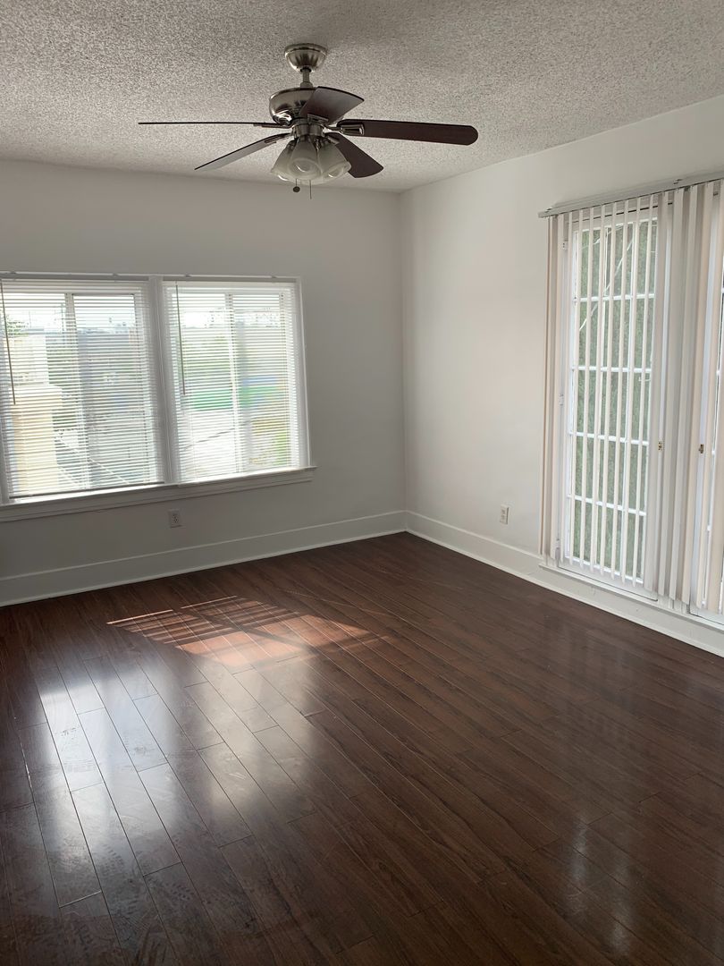 Los Angeles Apartment: 3350 San Marino St.