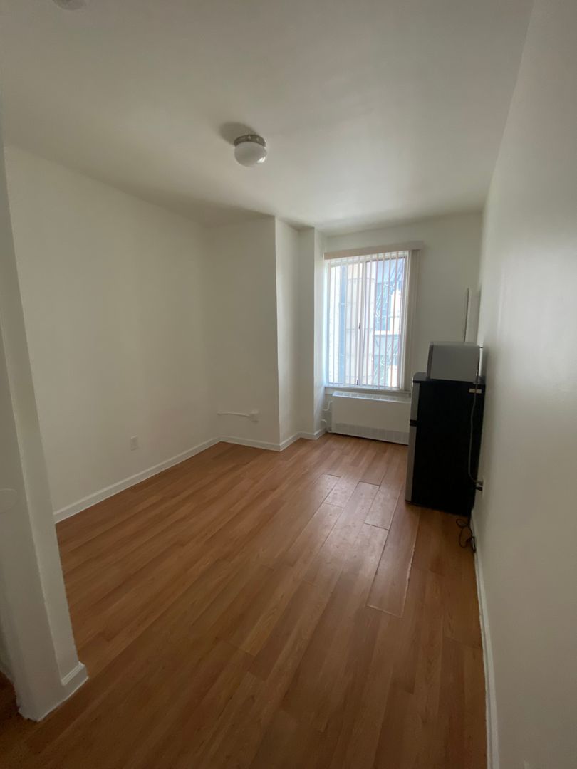 Los Angeles Apartment: 752 South Main