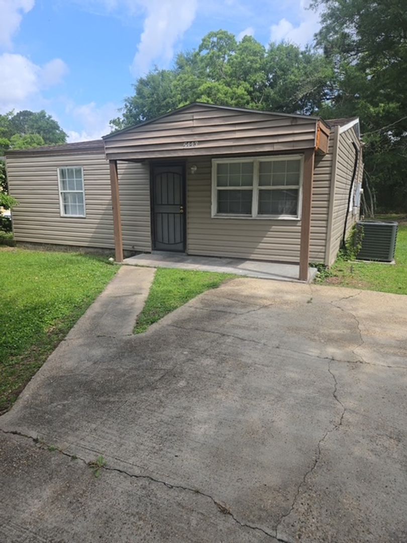 Moss Point House: 5443 Winona Drive