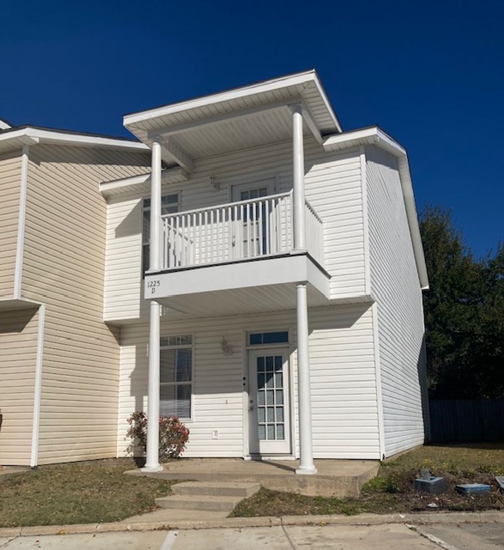 Gulfport House: 1225 D Century Oaks Drive