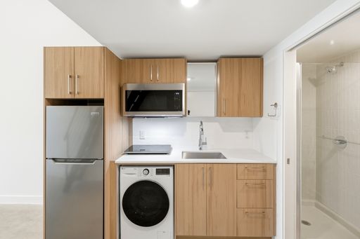 Brand New Studio Loft Just Over the Bridge from the Arts District! – photo 1