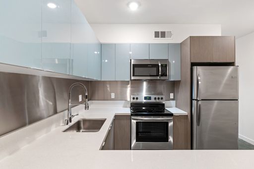 Modern & Luxurious 1 Bedroom Apartment With Balcony – photo 1