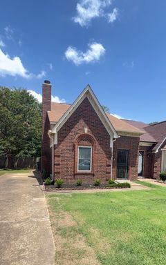 Spacious 3 bedroom 2 bath townhome for lease – photo 1