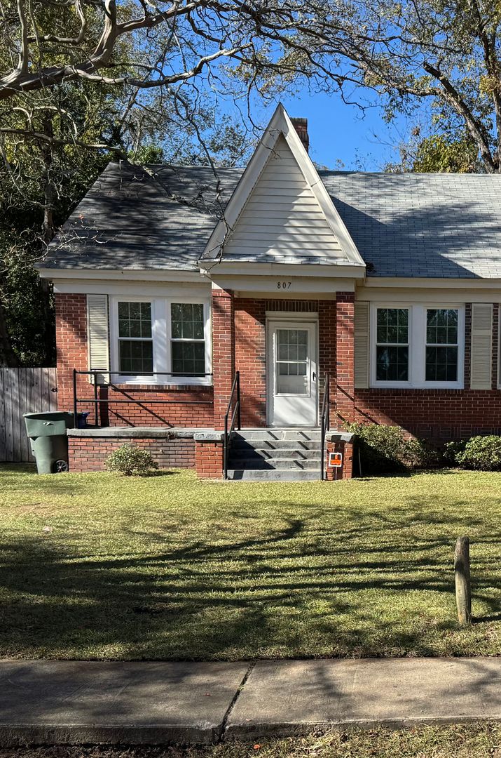 Columbia House: 807 Cedar Terrace