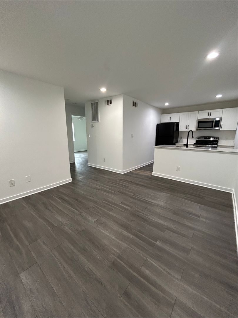 Dallas Apartment: 321 E 8th St