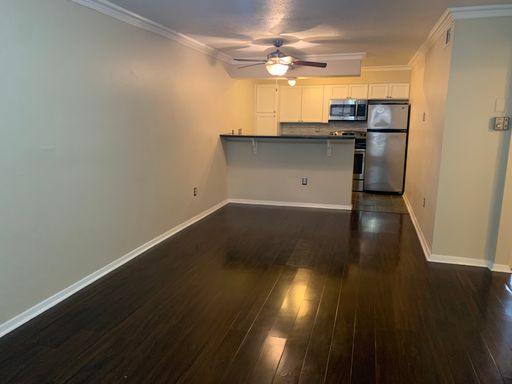 One Bedroom Apartment Located In the heart of Oak Lawn! – photo 1