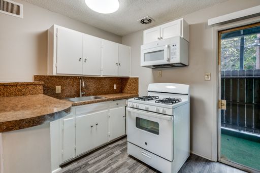 Spacious Two Bedroom with Private Patio! – photo 1