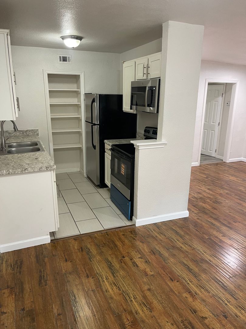 Dallas Apartment: 4950 Live Oak St