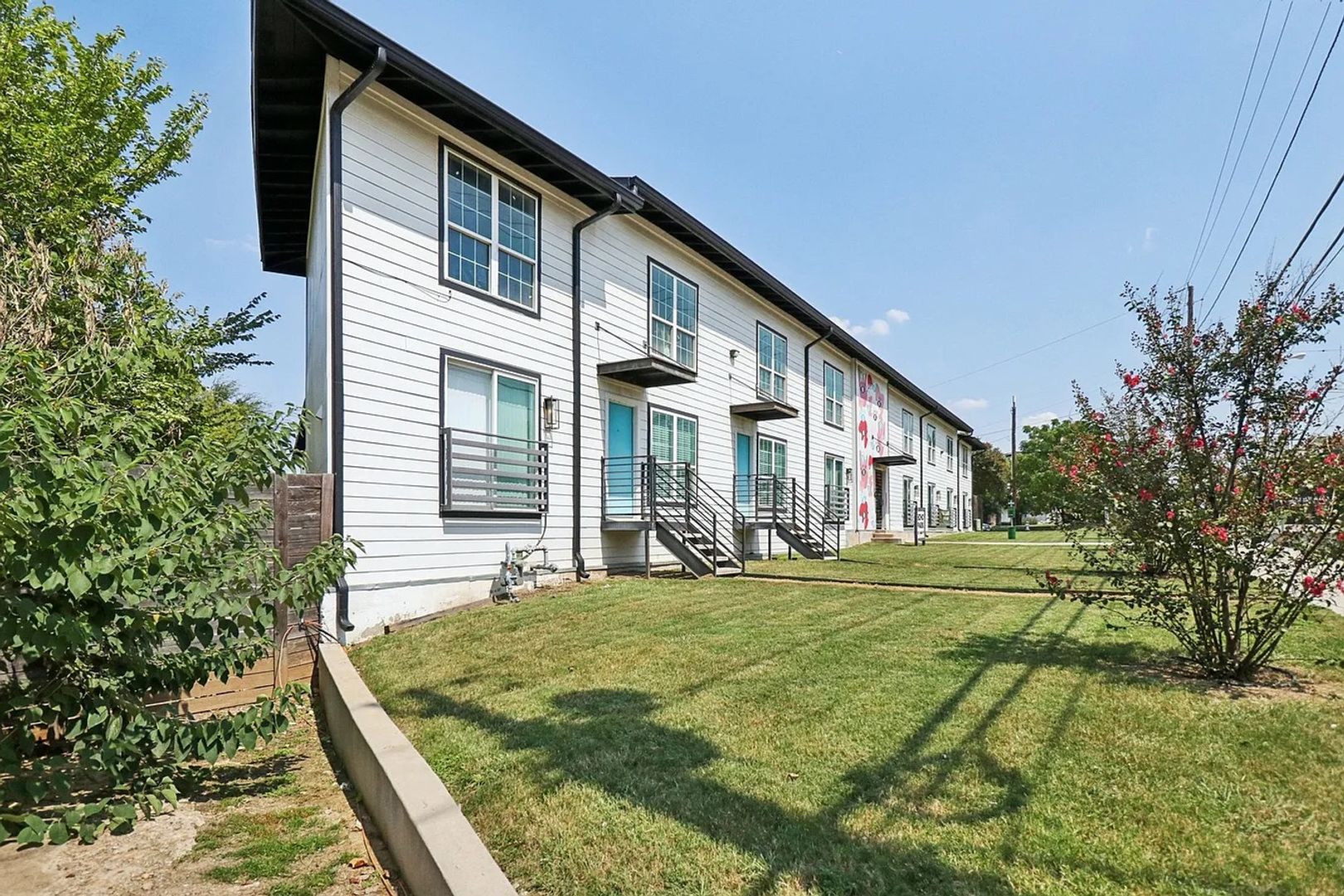 Dallas Apartment: 321 E 8th St